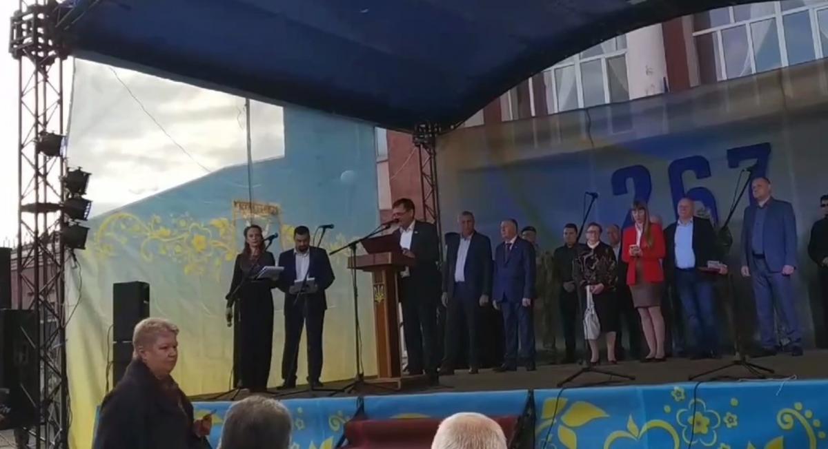 Десь заплакав Азаров. Мер міста на Одещині не зміг прочитати промову українською. ВІДЕО